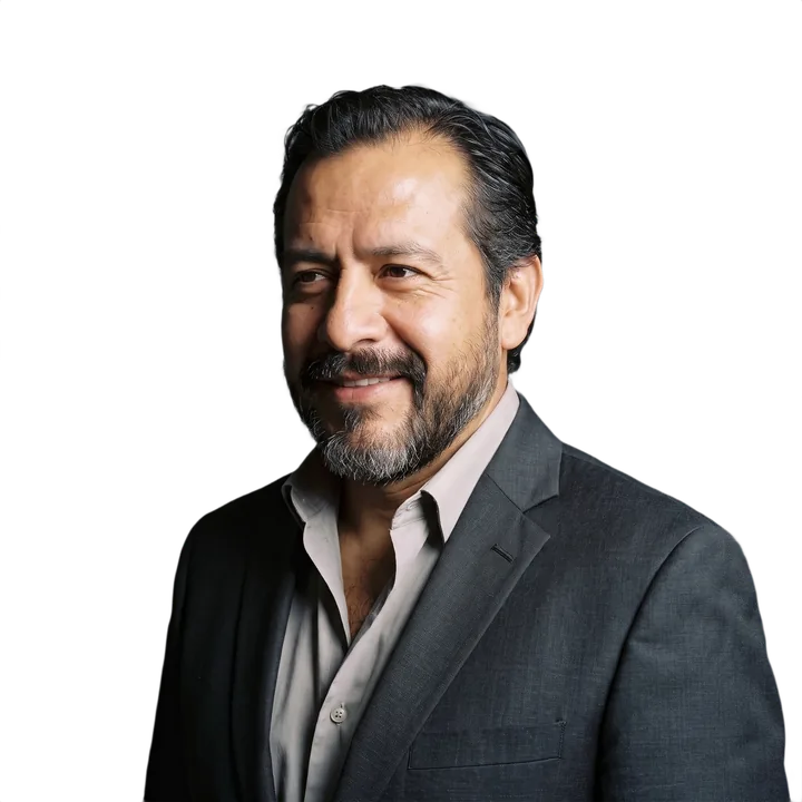 Lic. Fernando Echeverría sonriendo